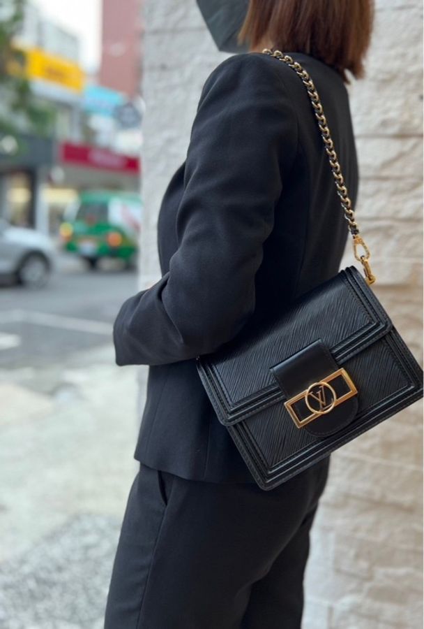 LV 黑EPI MINI Dauphine 金釦肩斜背包-2