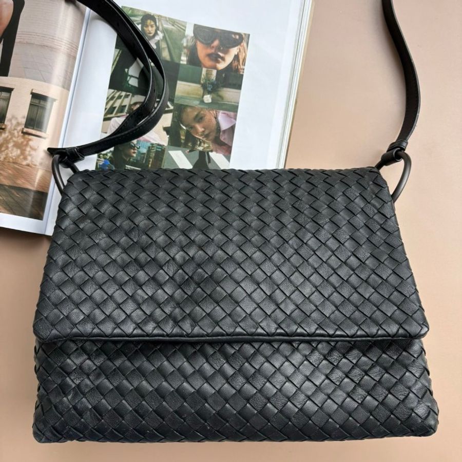 ::Bottega Veneta:: BV 黑色掀蓋側背包 斜背包-0
