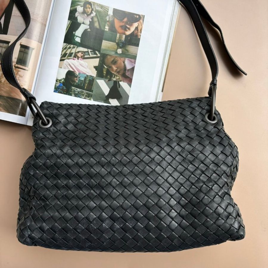 ::Bottega Veneta:: BV 黑色掀蓋側背包 斜背包-2