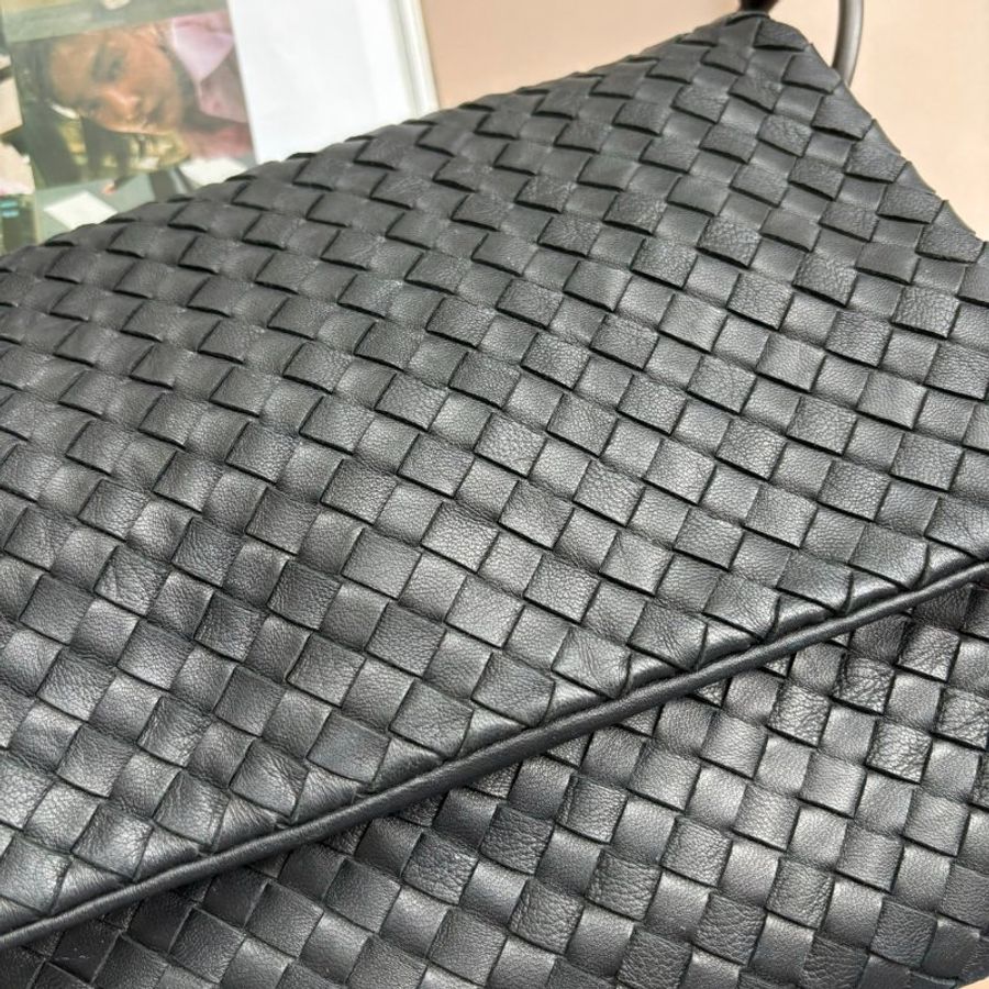 ::Bottega Veneta:: BV 黑色掀蓋側背包 斜背包-8
