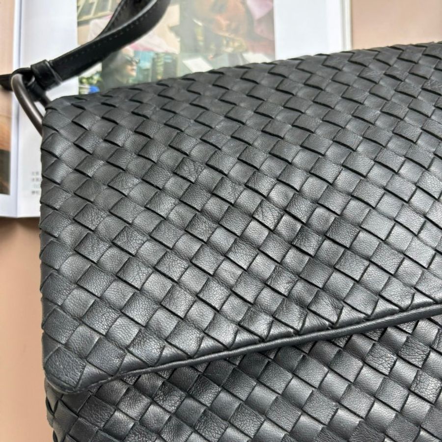 ::Bottega Veneta:: BV 黑色掀蓋側背包 斜背包-9