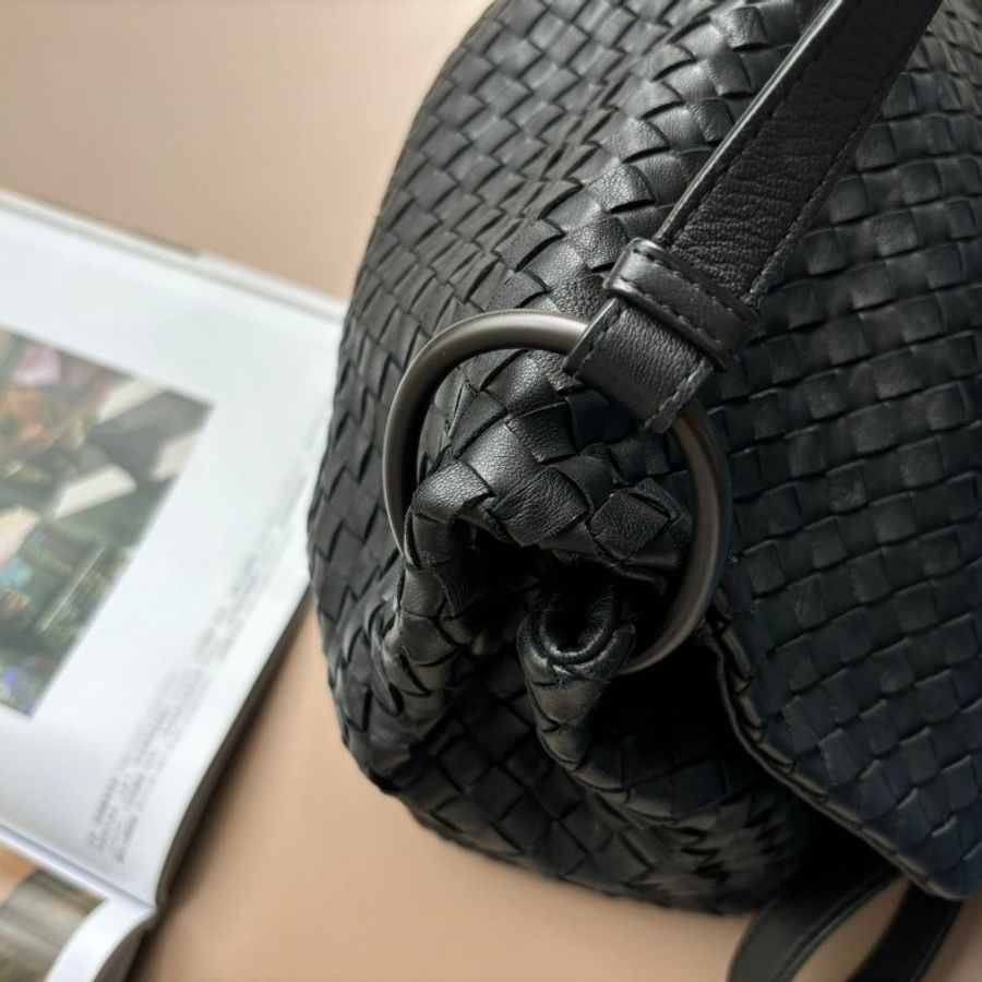 ::Bottega Veneta:: BV 黑色掀蓋側背包 斜背包-14