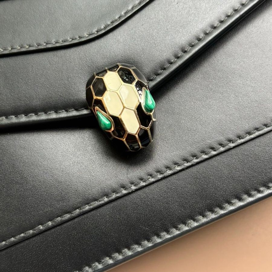 ::BVLGARI::寶格麗 Serpenti Forever 黑色內裡綠色蛇頭包 WOC-9
