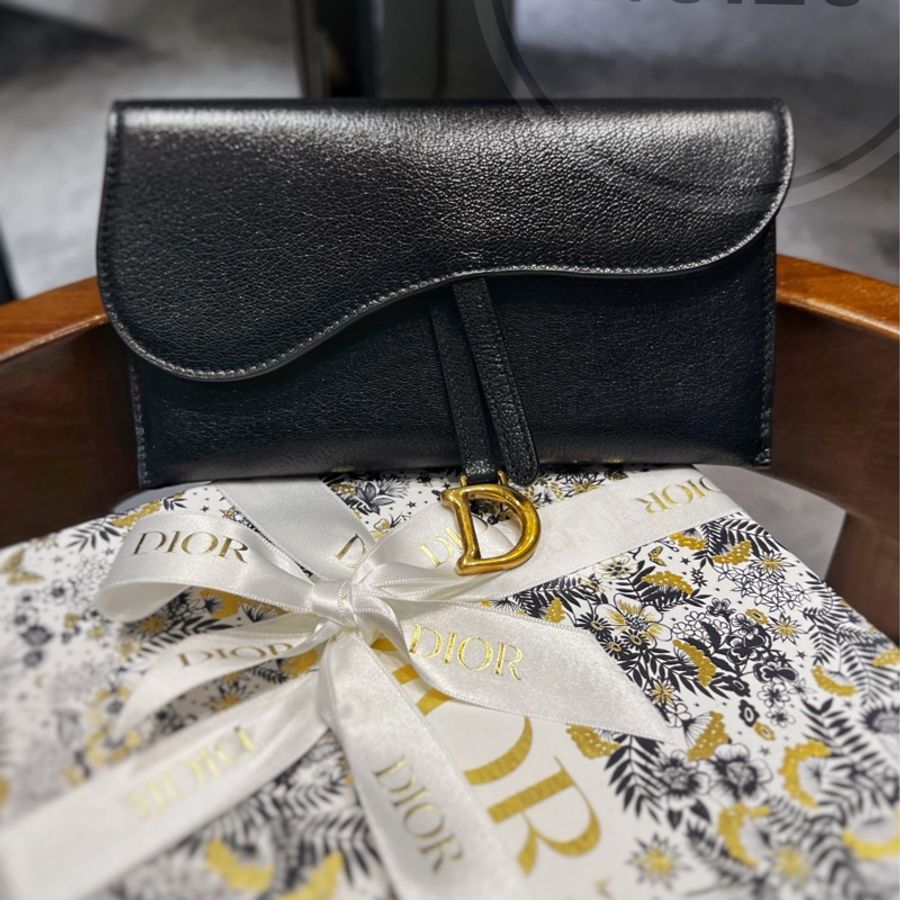 ► 全新 DIOR Saddle Long Wallet with Chain ✨ WOC Dior Saddle黑色山羊皮鏈帶長夾包-0