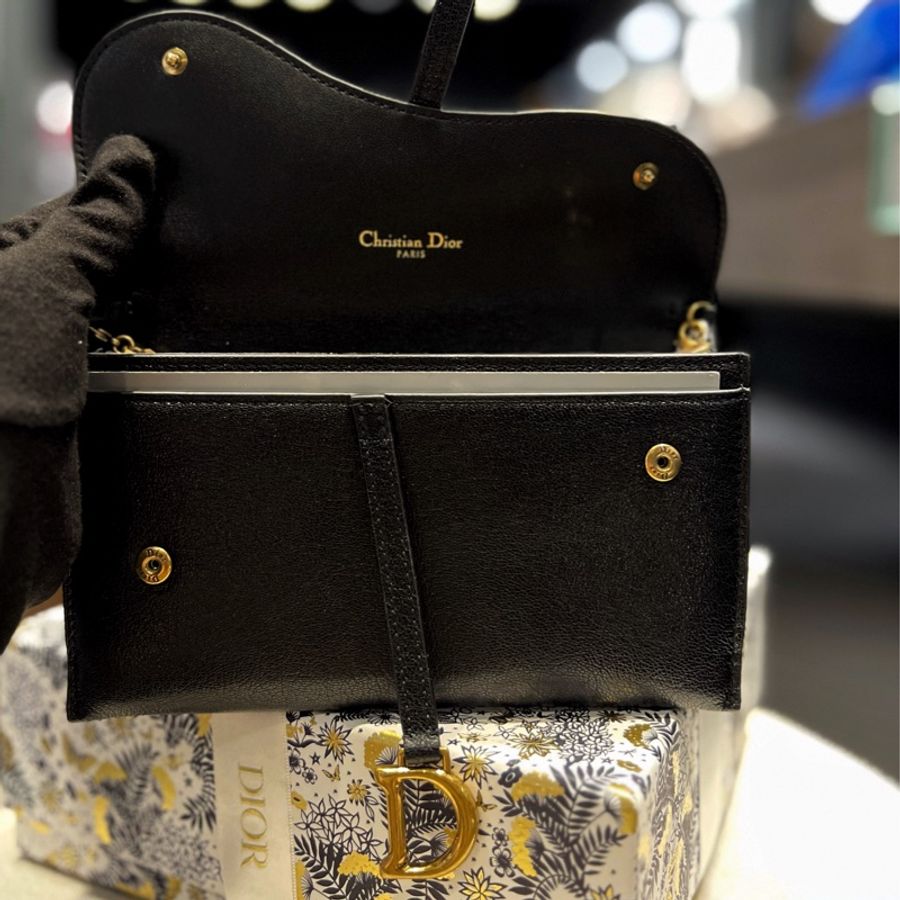 ► 全新 DIOR Saddle Long Wallet with Chain ✨ WOC Dior Saddle黑色山羊皮鏈帶長夾包-3