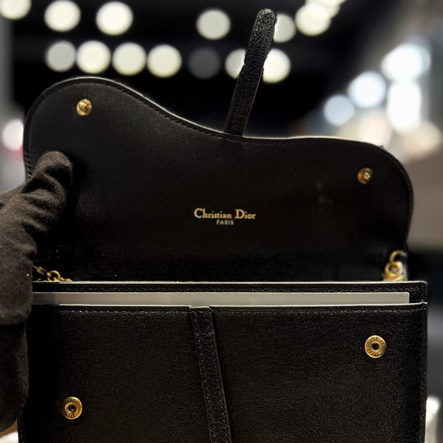 ► 全新 DIOR Saddle Long Wallet with Chain ✨ WOC Dior Saddle黑色山羊皮鏈帶長夾包-6