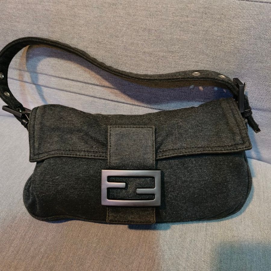 🔥10/9-10/30週年慶🔥【最後倒數】㊣✨ FENDI✨芬迪 灰黑色 牛仔 帆布 掀蓋式 釘釦 法棍包 腋下包 肩背包/二手包/二手精品/保證正品🌳二手樹屋🌳-1