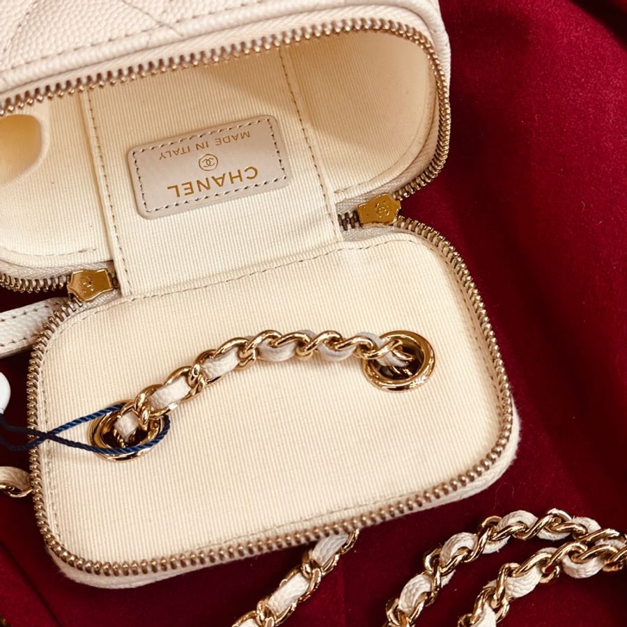 CHANEL(香奈兒) 經典款 方盒子化妝包 無鏡子 11cm 白色 31開 金扣 單皮穿鏈肩帶-1