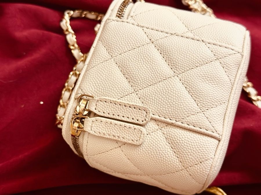 CHANEL(香奈兒) 經典款 方盒子化妝包 無鏡子 11cm 白色 31開 金扣 單皮穿鏈肩帶-2