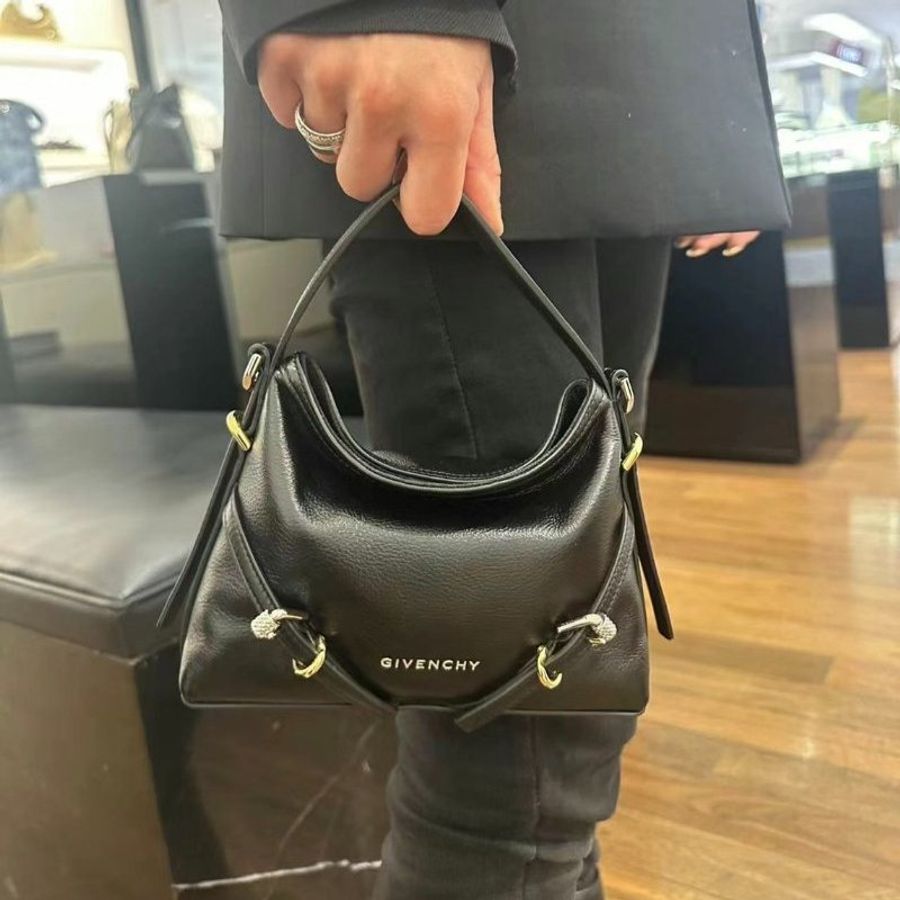 Givenchy Nano Voyou 小款黑色摔紋牛皮斜背包《當季專櫃正售★全新商品 》-1