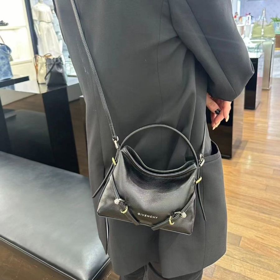 Givenchy Nano Voyou 小款黑色摔紋牛皮斜背包《當季專櫃正售★全新商品 》-2