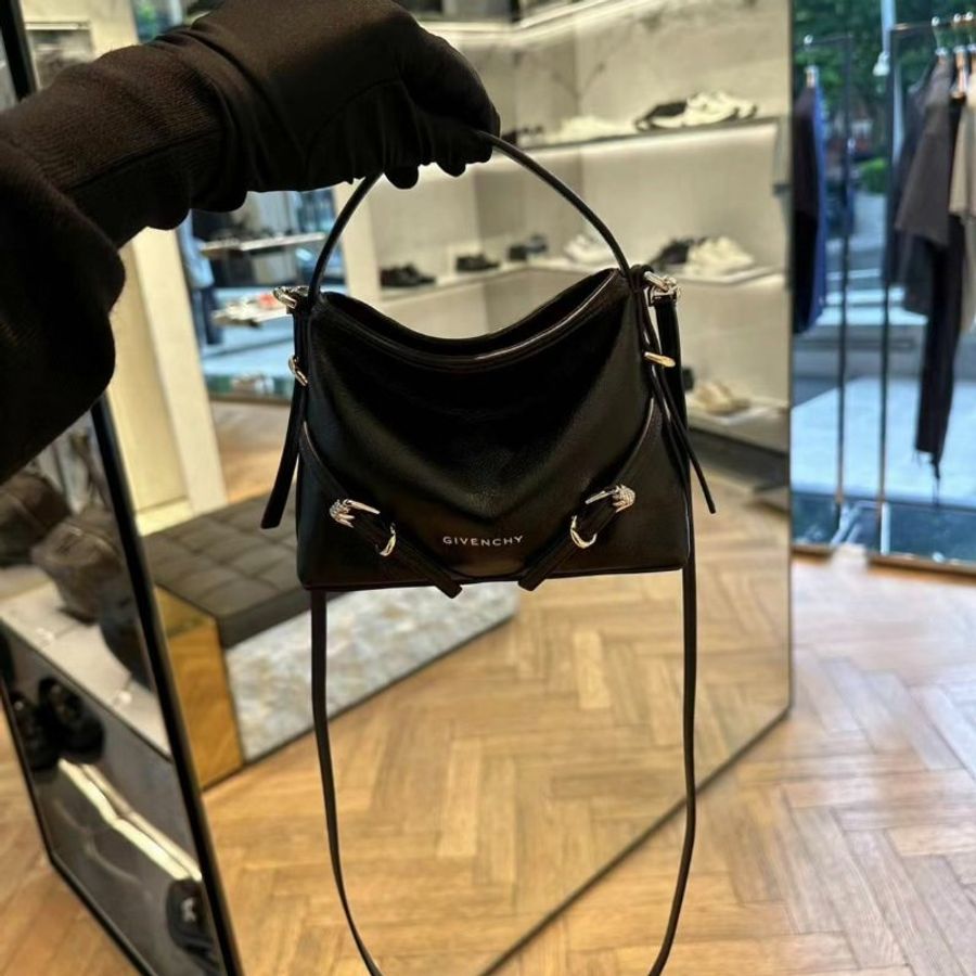 Givenchy Nano Voyou 小款黑色摔紋牛皮斜背包《當季專櫃正售★全新商品 》-4