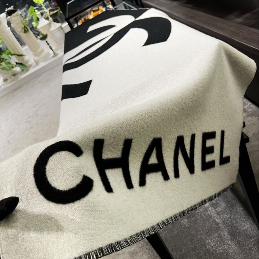 ► 全新 Chanel CACHEMIRE喀什米爾羊毛 經典雙C logo 黑白披肩/圍巾-0