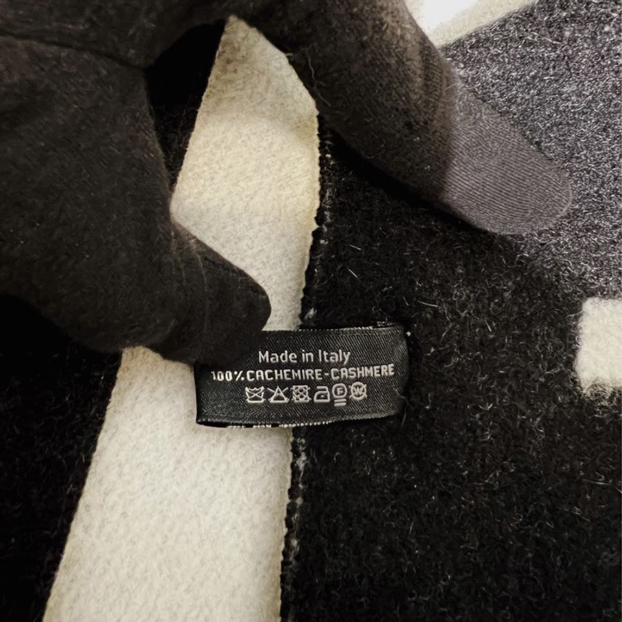 ► 全新 Chanel CACHEMIRE喀什米爾羊毛 經典雙C logo 黑白披肩/圍巾-8