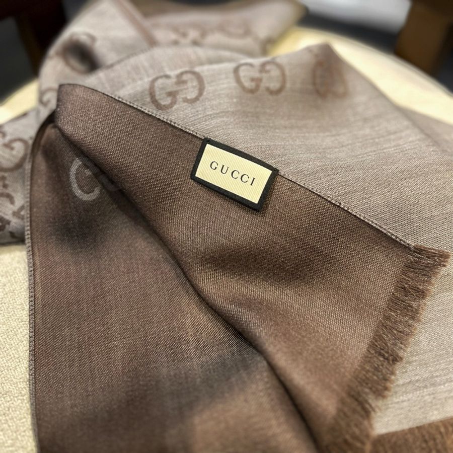 ► 全新 GUCCI 經典滿版LOGO真絲羊毛圍巾披肩 咖啡色-3