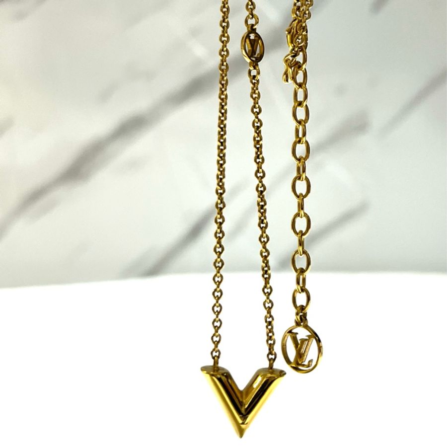 LV Louis Vuitton路易威登 M00857經典 ESSENTIAL V 字母黃銅吊墜新款項鍊(金色) 2024/5月購入-10