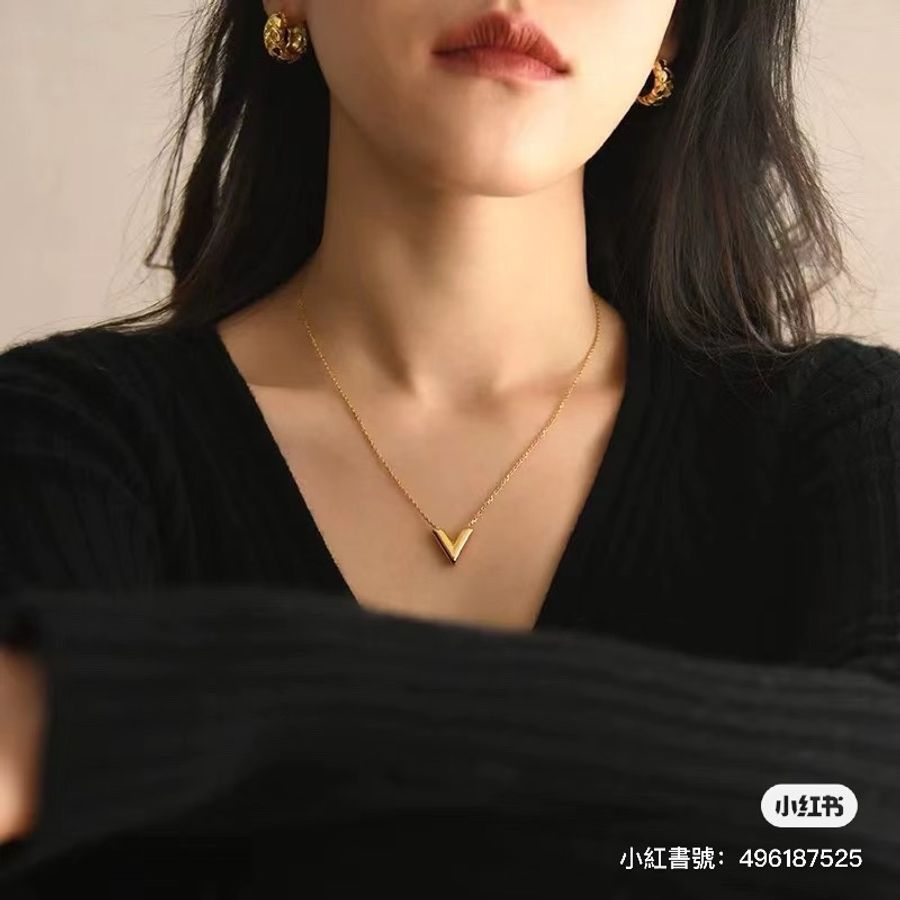 LV Louis Vuitton路易威登 M00857經典 ESSENTIAL V 字母黃銅吊墜新款項鍊(金色) 2024/5月購入-17