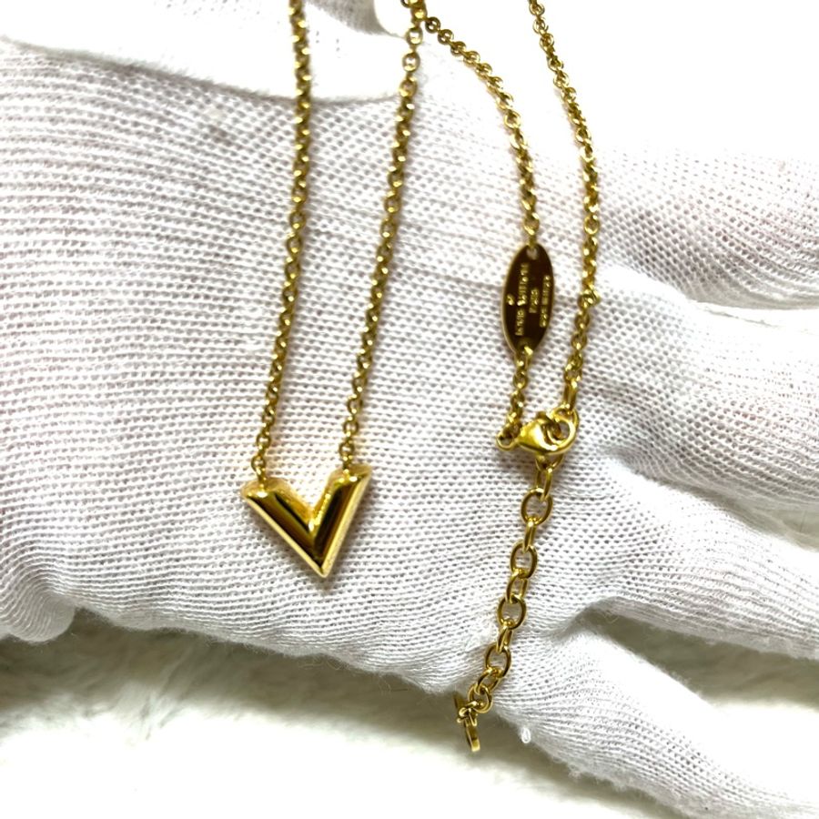 LV Louis Vuitton路易威登 M00857經典 ESSENTIAL V 字母黃銅吊墜新款項鍊(金色) 2024/5月購入-19