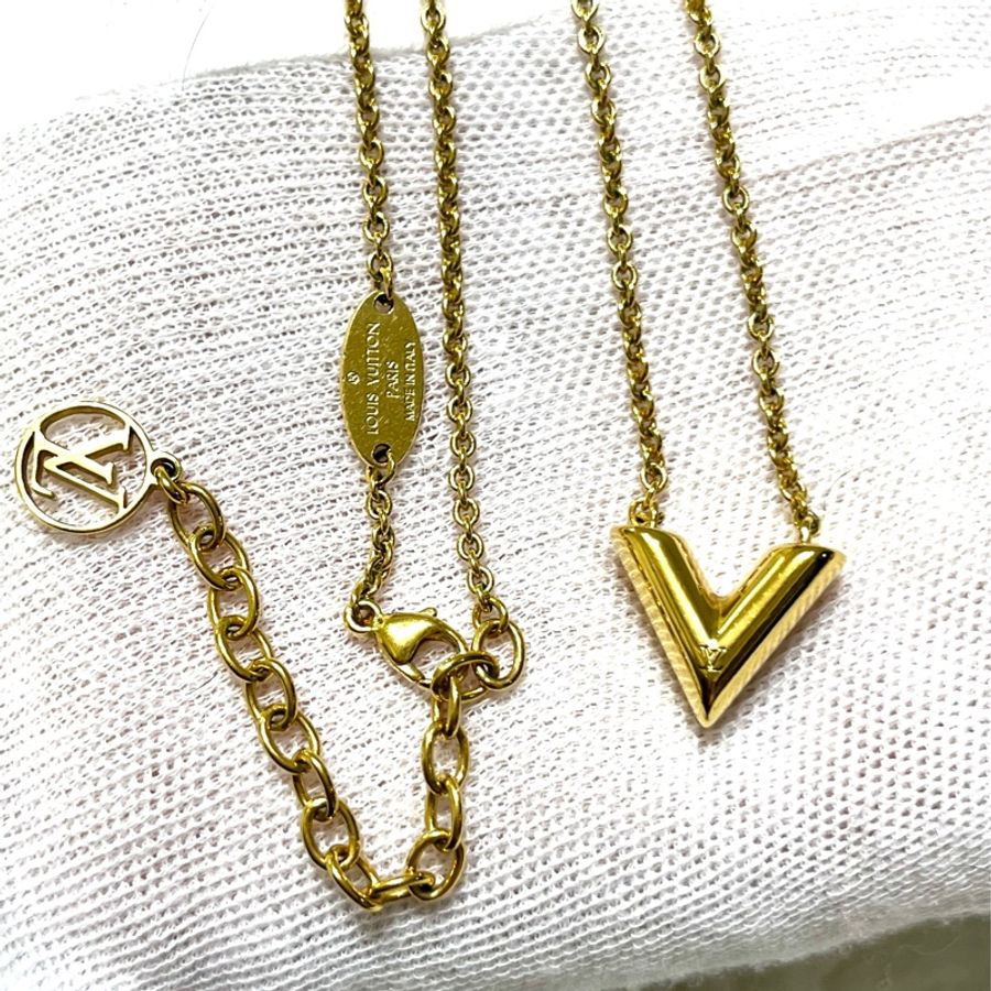LV Louis Vuitton路易威登 M00857經典 ESSENTIAL V 字母黃銅吊墜新款項鍊(金色) 2024/5月購入-24
