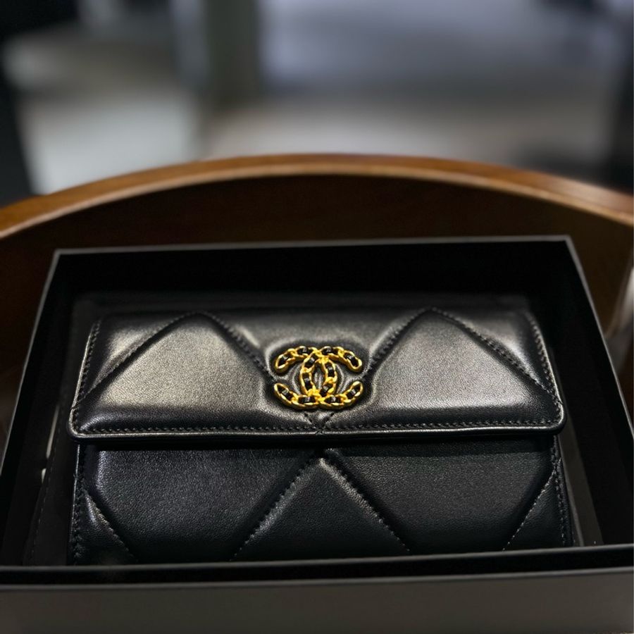 ► 全新 CHANEL 19系列✨黑金掀蓋 二折 扣式長夾-0