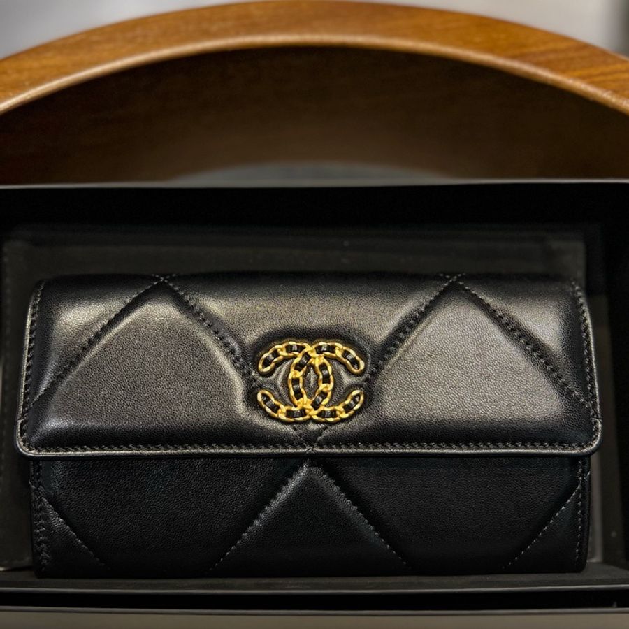 ► 全新 CHANEL 19系列✨黑金掀蓋 二折 扣式長夾-1