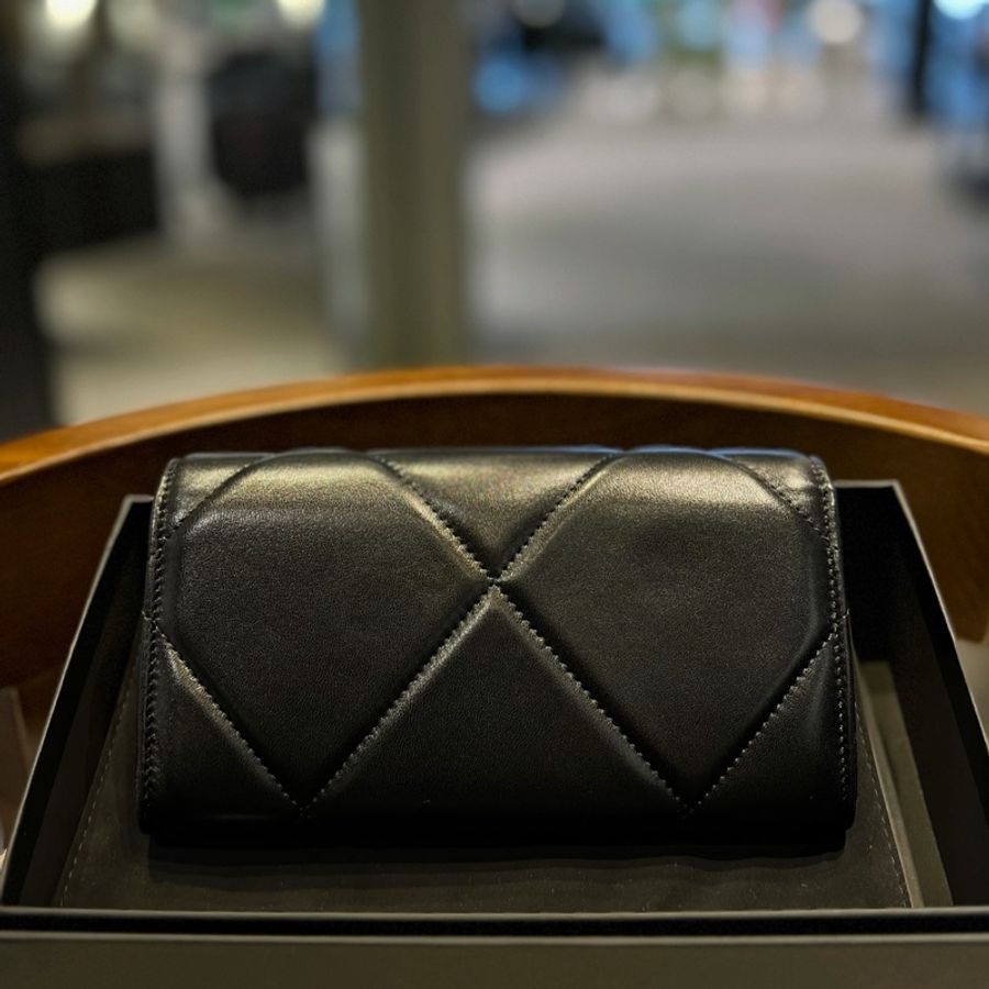 ► 全新 CHANEL 19系列✨黑金掀蓋 二折 扣式長夾-2