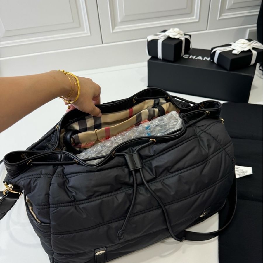 BURBERRY  Nylon Quilted Diaper Bag 黑 斜背包 公事包 電腦包 肩背包 郵差包-6