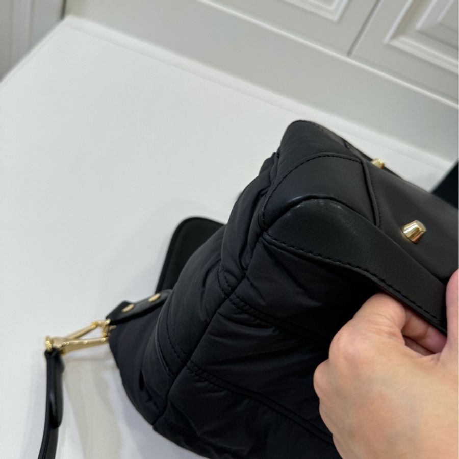 BURBERRY  Nylon Quilted Diaper Bag 黑 斜背包 公事包 電腦包 肩背包 郵差包-11