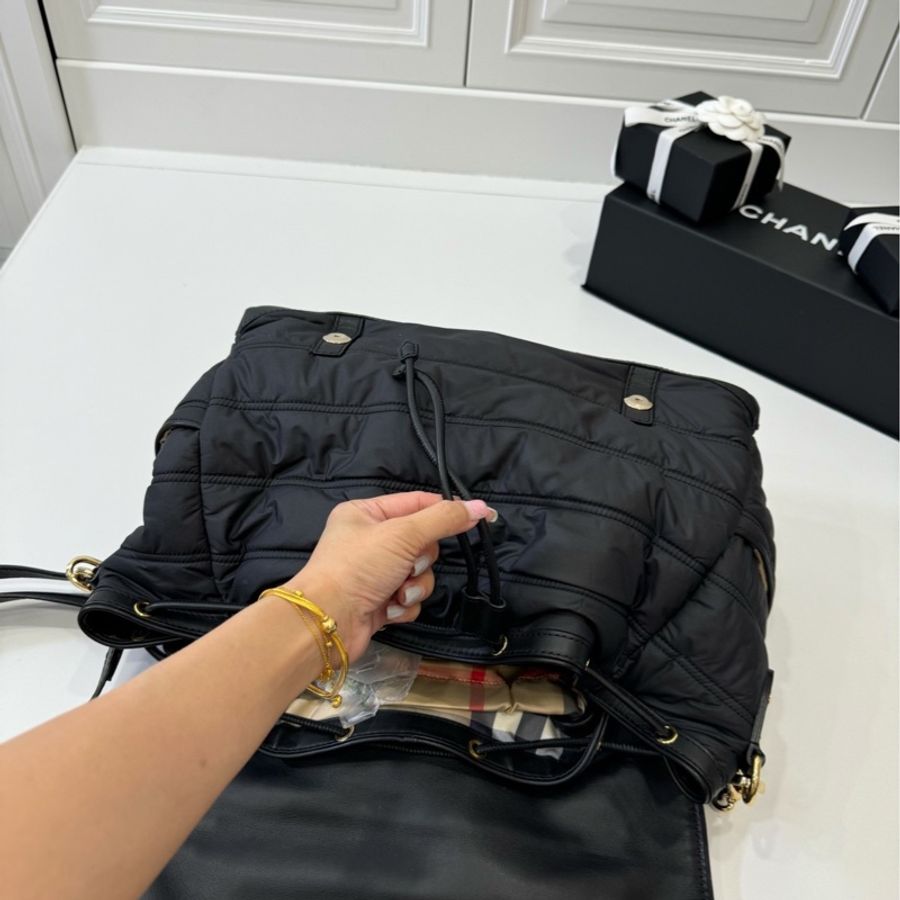 BURBERRY  Nylon Quilted Diaper Bag 黑 斜背包 公事包 電腦包 肩背包 郵差包-14