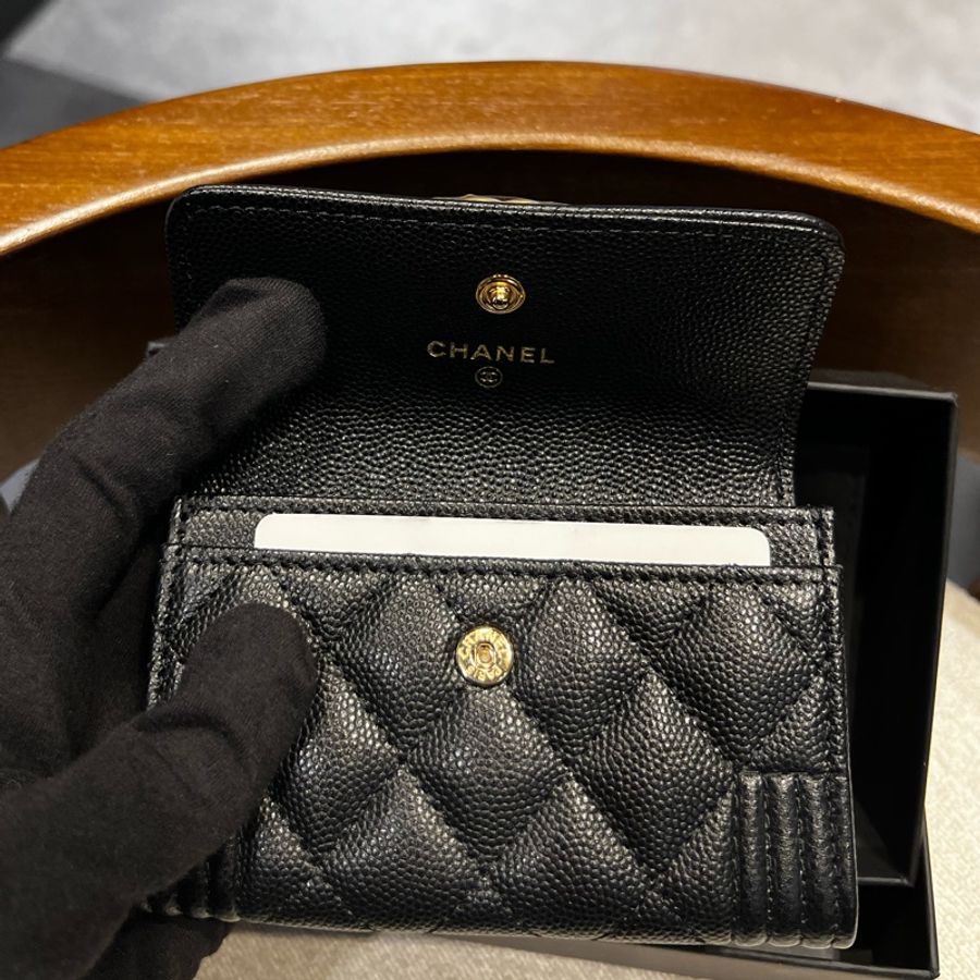 ► 全新 CHANEL BOY系列 ✨黑色荔枝皮金釦兩折 短夾-3