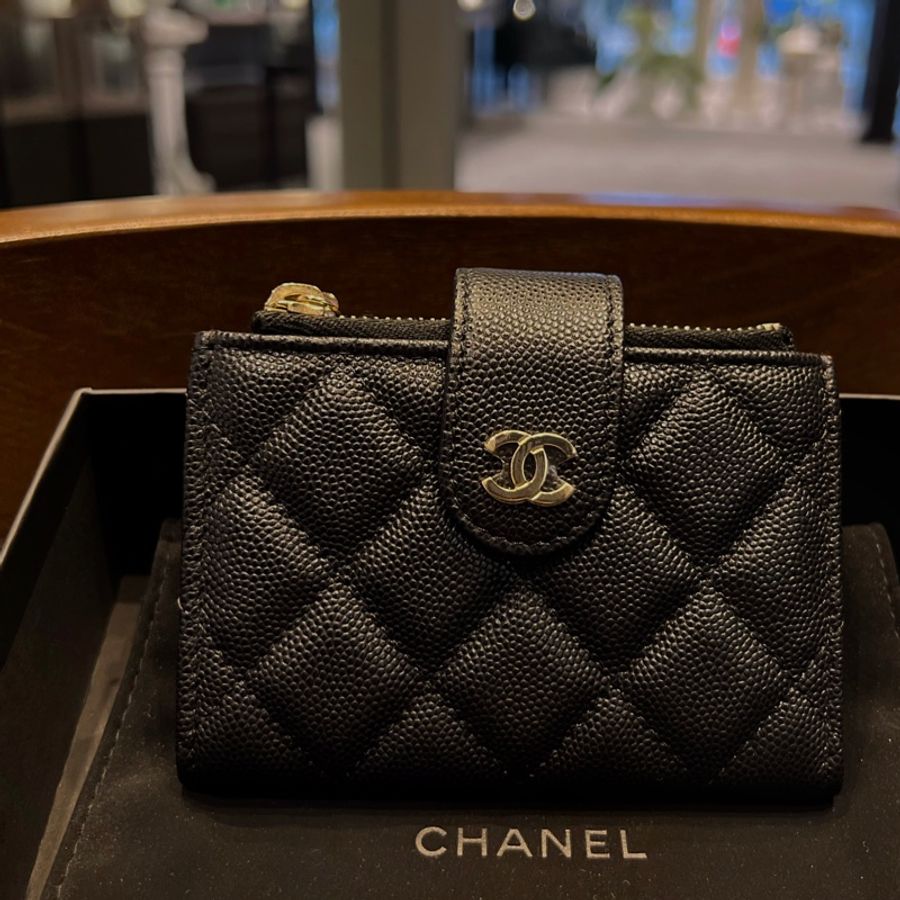 ► 全新 CHANEL 黑色荔枝牛皮金釦雙拉鍊 釦帶式零錢袋卡夾-0