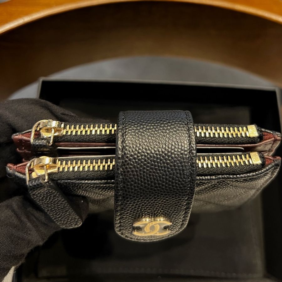 ► 全新 CHANEL 黑色荔枝牛皮金釦雙拉鍊 釦帶式零錢袋卡夾-3