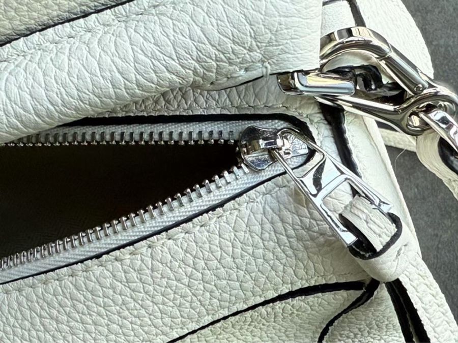 Loewe Puzzle Bag 奶昔白迷你puzzle幾何包-9