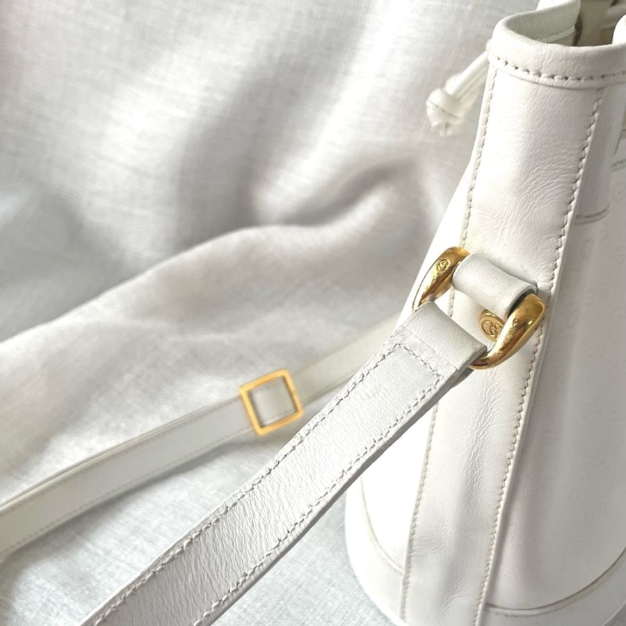 ✨ GUCCI 中古白色老花GG抽繩水桶包-40