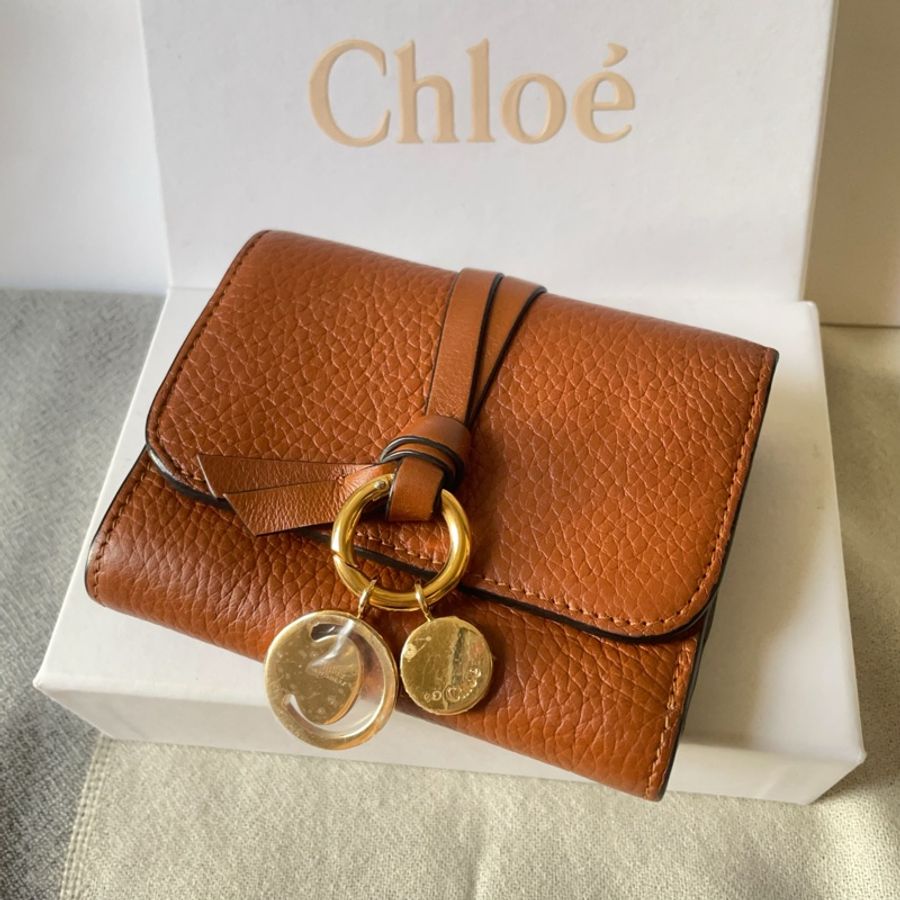 💯正貨❗️【Chloe】ALPHABET品牌經典三摺錢包 禮盒全套。SMALL ALPHABET TRI-FOLD WALLET IN GRAINED LEATHER FULL SET-0