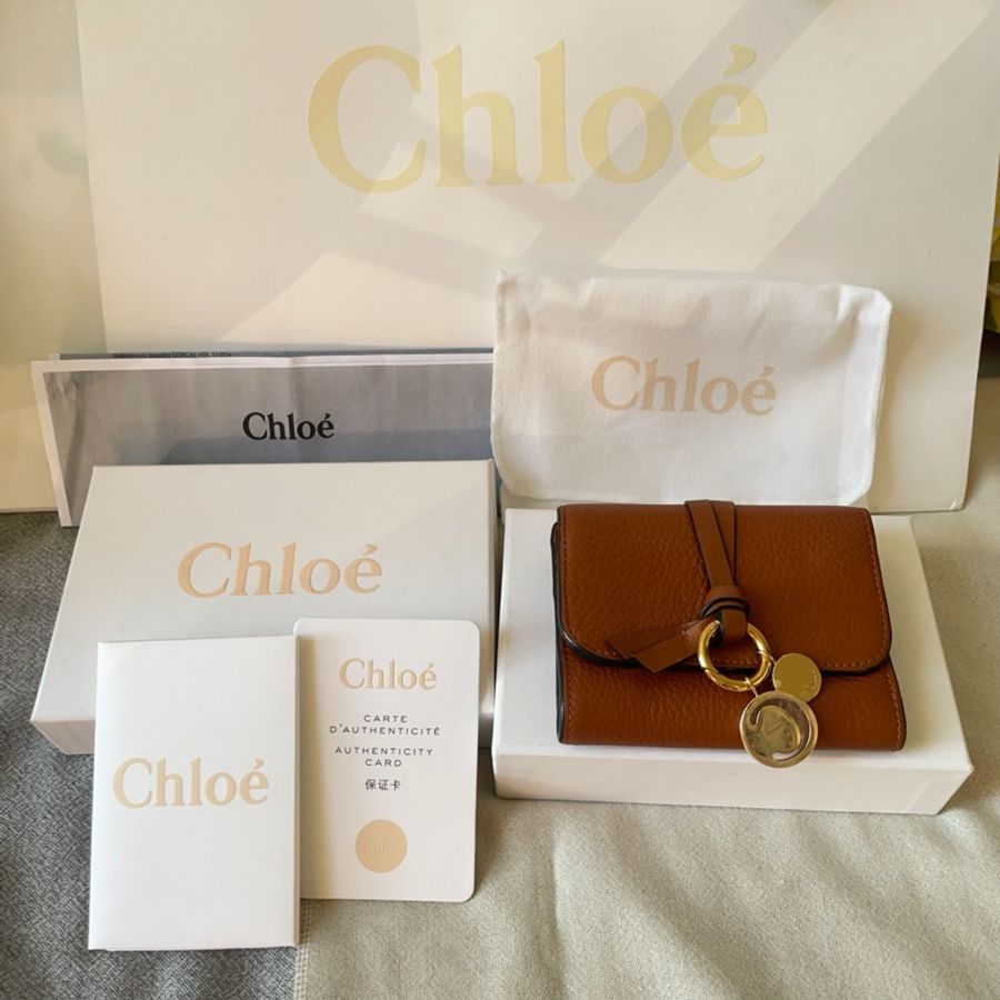 💯正貨❗️【Chloe】ALPHABET品牌經典三摺錢包 禮盒全套。SMALL ALPHABET TRI-FOLD WALLET IN GRAINED LEATHER FULL SET-1