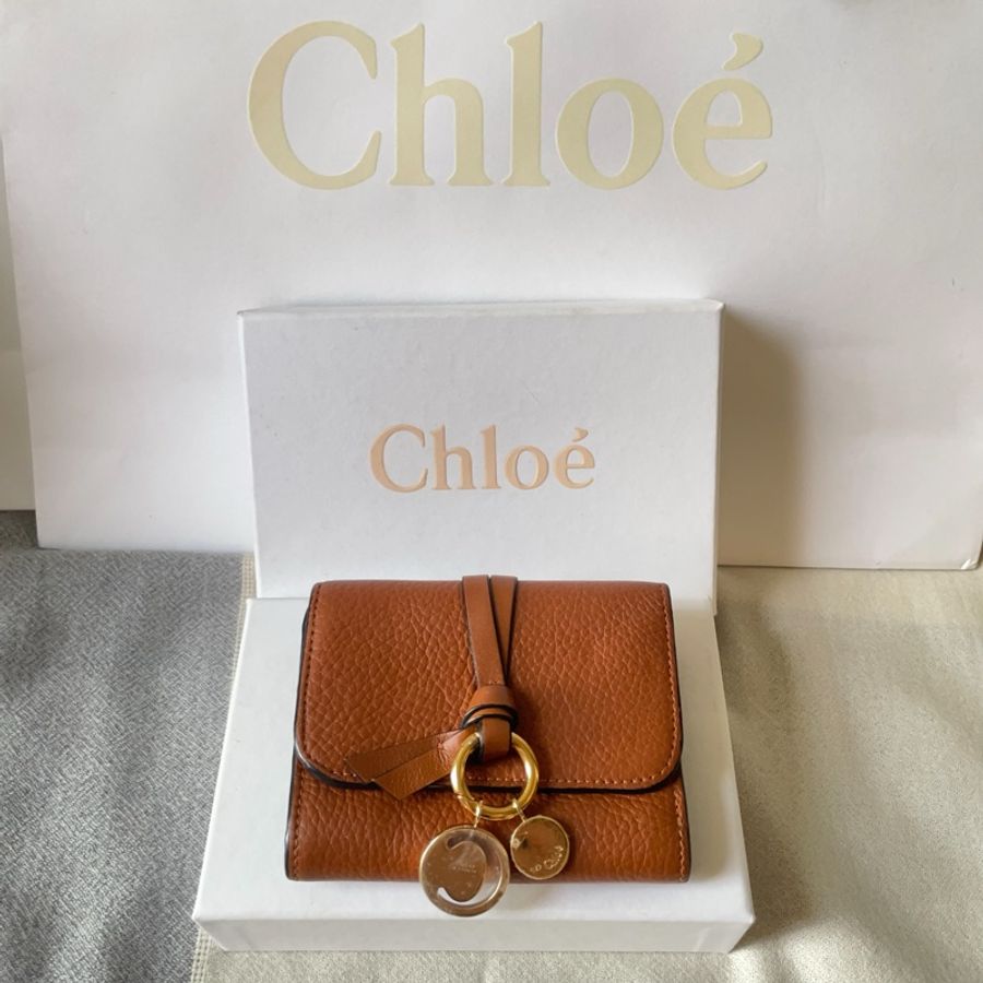 💯正貨❗️【Chloe】ALPHABET品牌經典三摺錢包 禮盒全套。SMALL ALPHABET TRI-FOLD WALLET IN GRAINED LEATHER FULL SET-2