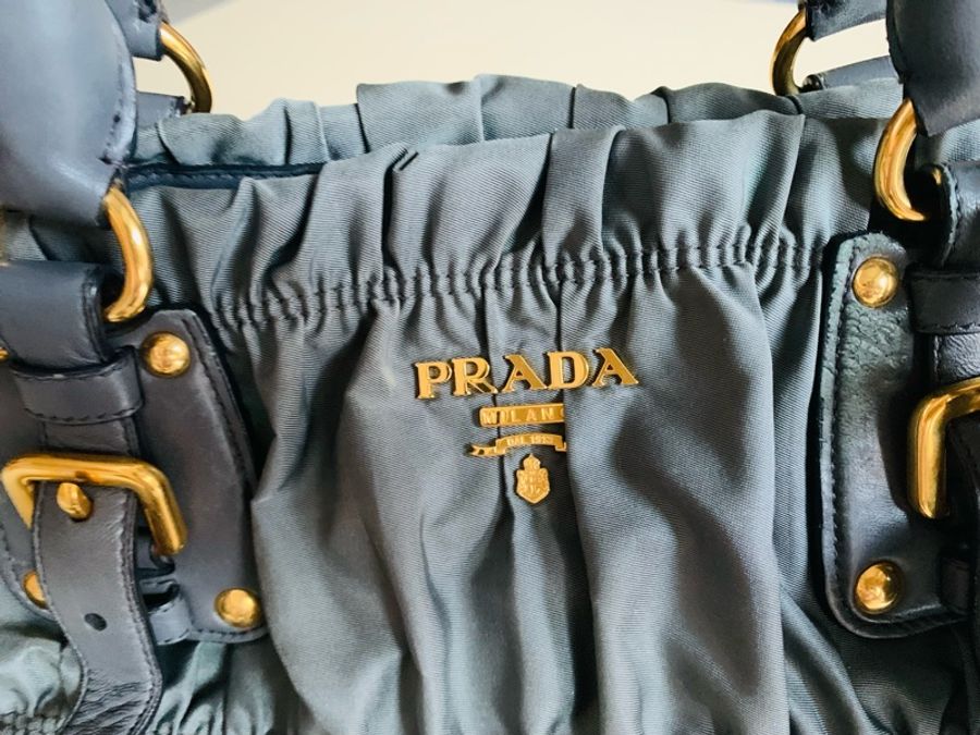 PRADA 經典氣質灰綠高菲包-4