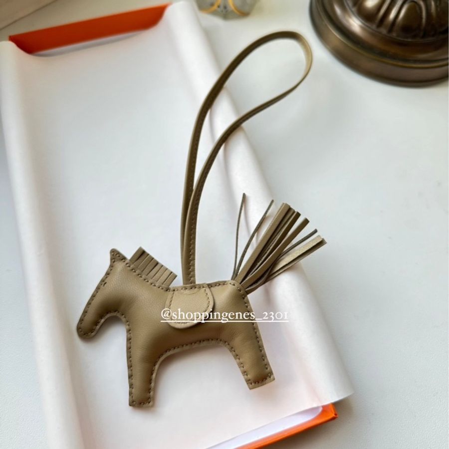 愛馬仕 Hermes 全新品 小馬吊飾 馬爾法米色-0