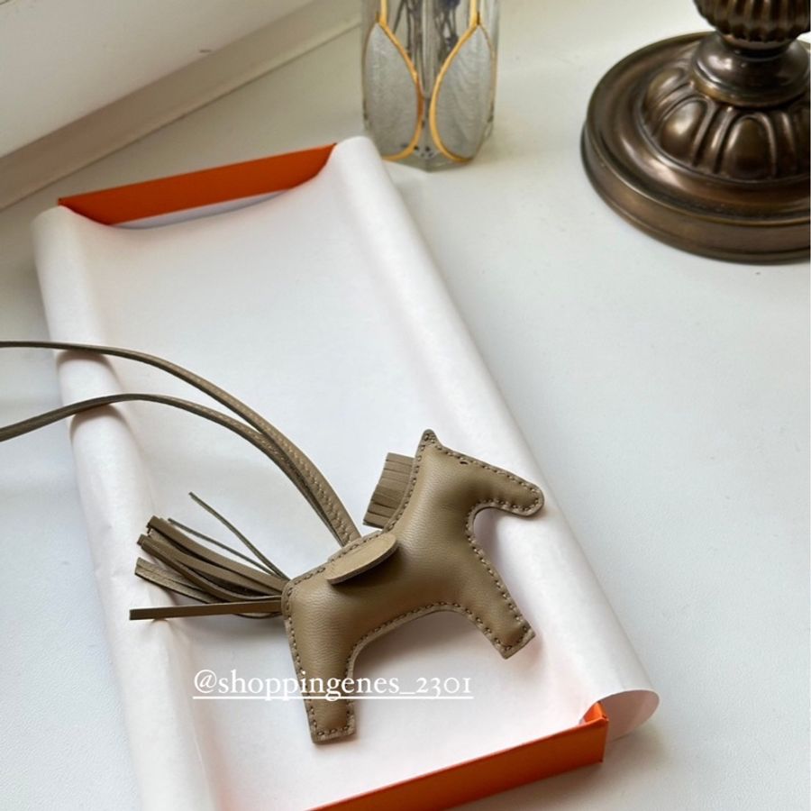 愛馬仕 Hermes 全新品 小馬吊飾 馬爾法米色-1
