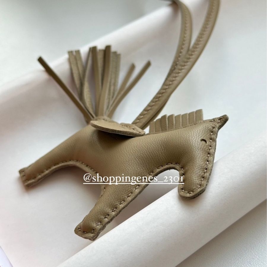 愛馬仕 Hermes 全新品 小馬吊飾 馬爾法米色-2