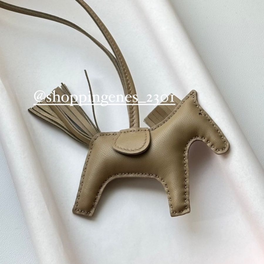 愛馬仕 Hermes 全新品 小馬吊飾 馬爾法米色-4