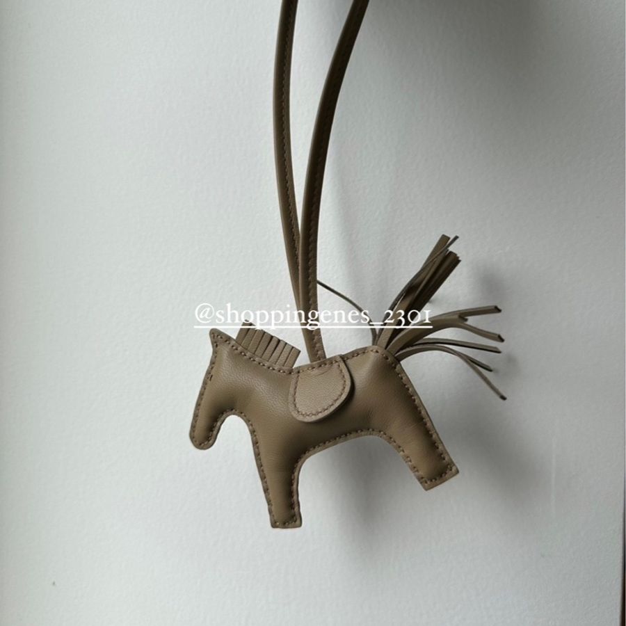 愛馬仕 Hermes 全新品 小馬吊飾 馬爾法米色-6