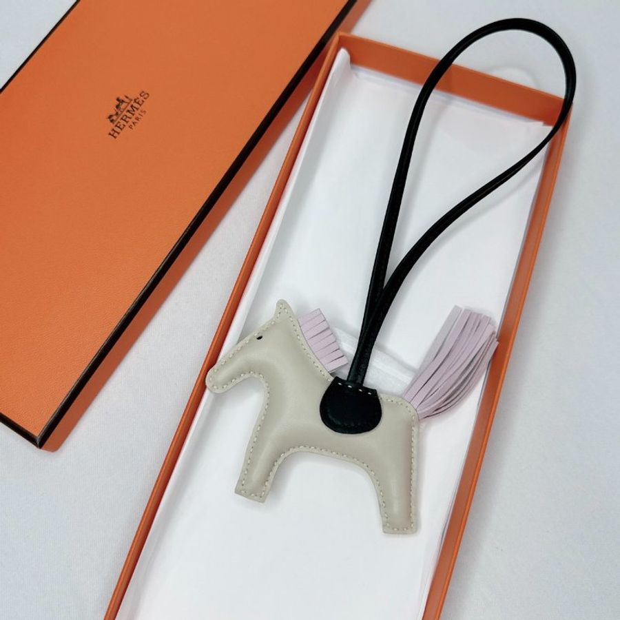 HERMES 全新奶昔白Rodeo PM小馬掛飾-1