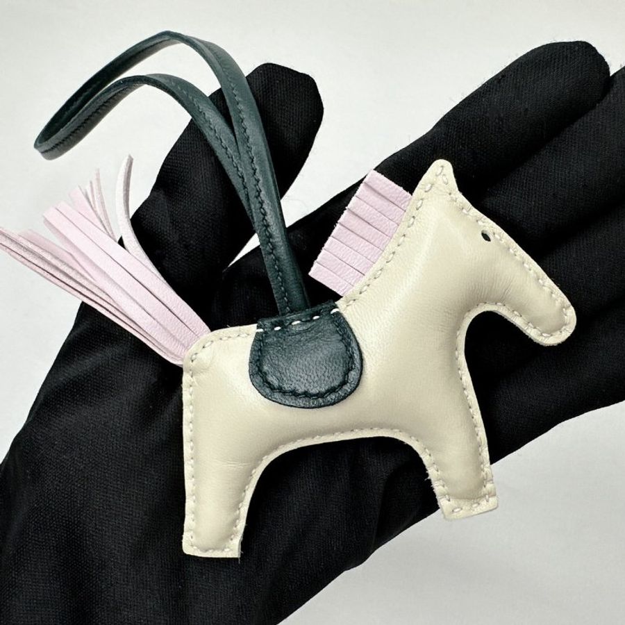 HERMES 全新奶昔白Rodeo PM小馬掛飾-3