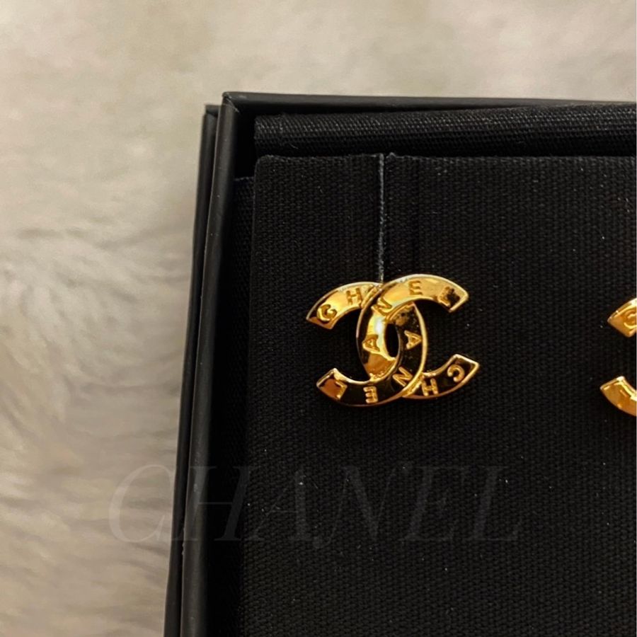 ► 全新 Chanel 復古金色 經典雙C logo chanel 刻紋針款·耳環-0