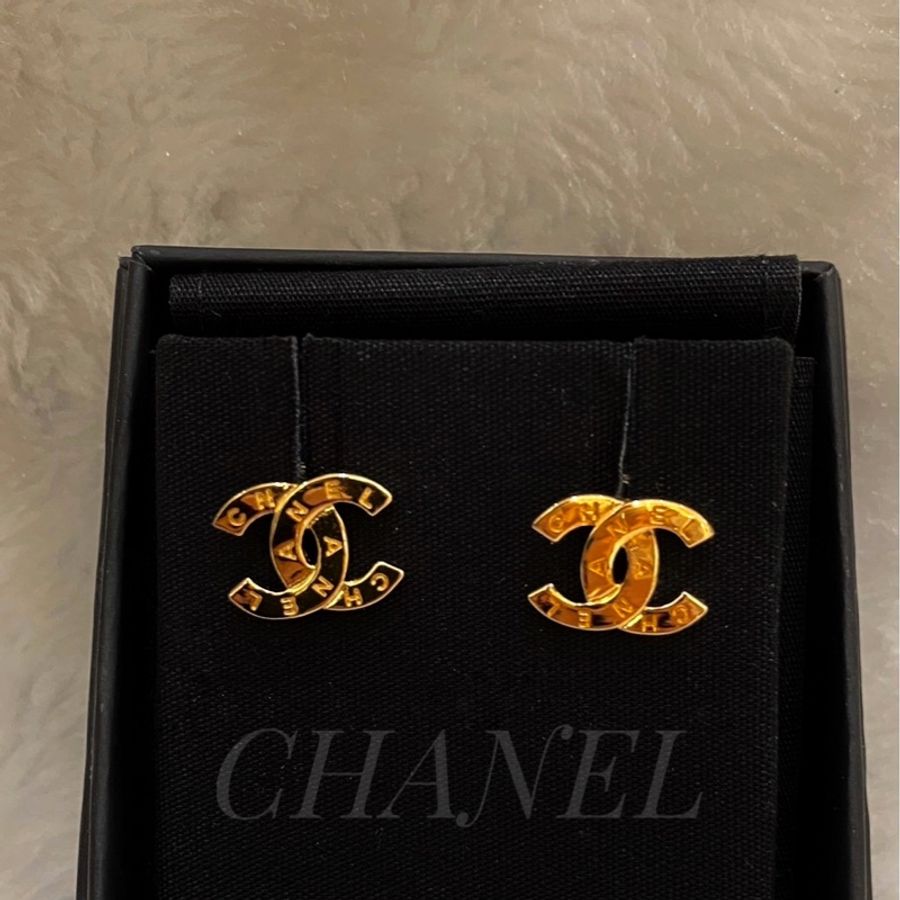 ► 全新 Chanel 復古金色 經典雙C logo chanel 刻紋針款·耳環-2