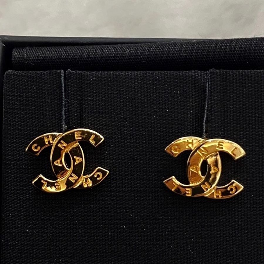 ► 全新 Chanel 復古金色 經典雙C logo chanel 刻紋針款·耳環-4