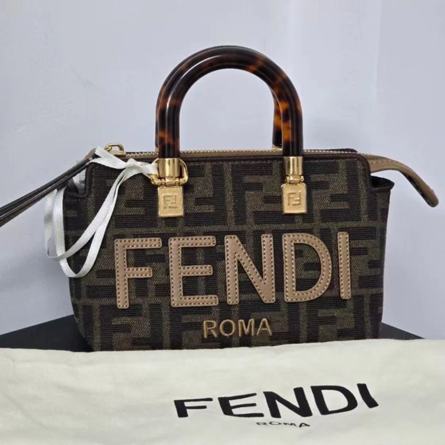 FENDI波士頓老花手提包  全新-4