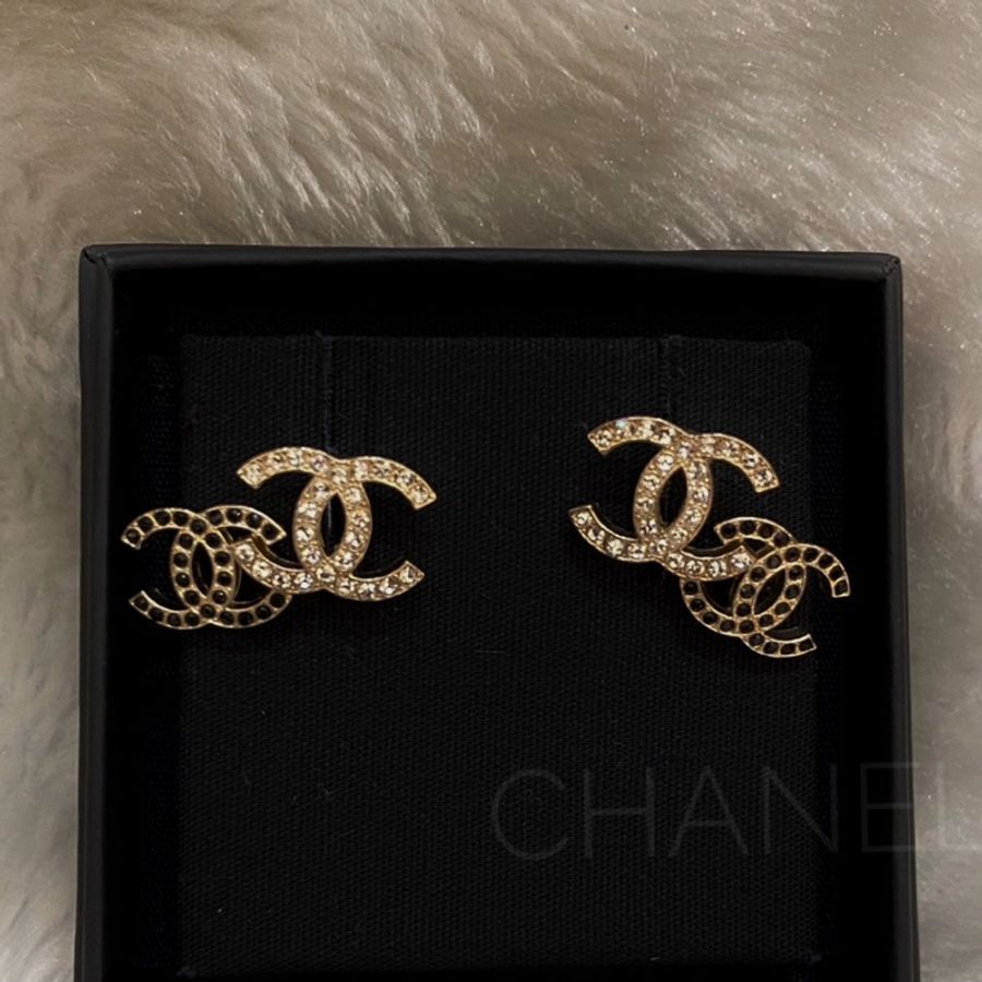 ► 全新 CHANEL 雙C耳環 CC LOGO EARRINGS BLACK X CRYSTAL-0